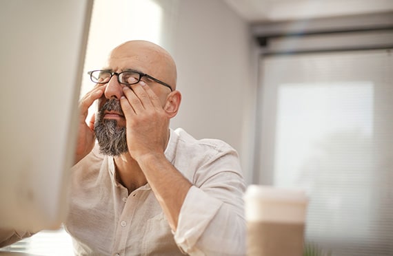 Vismed, a man rubbing his eyes in front of a screen demonstrating dry eye symptome, TRB Chemedica